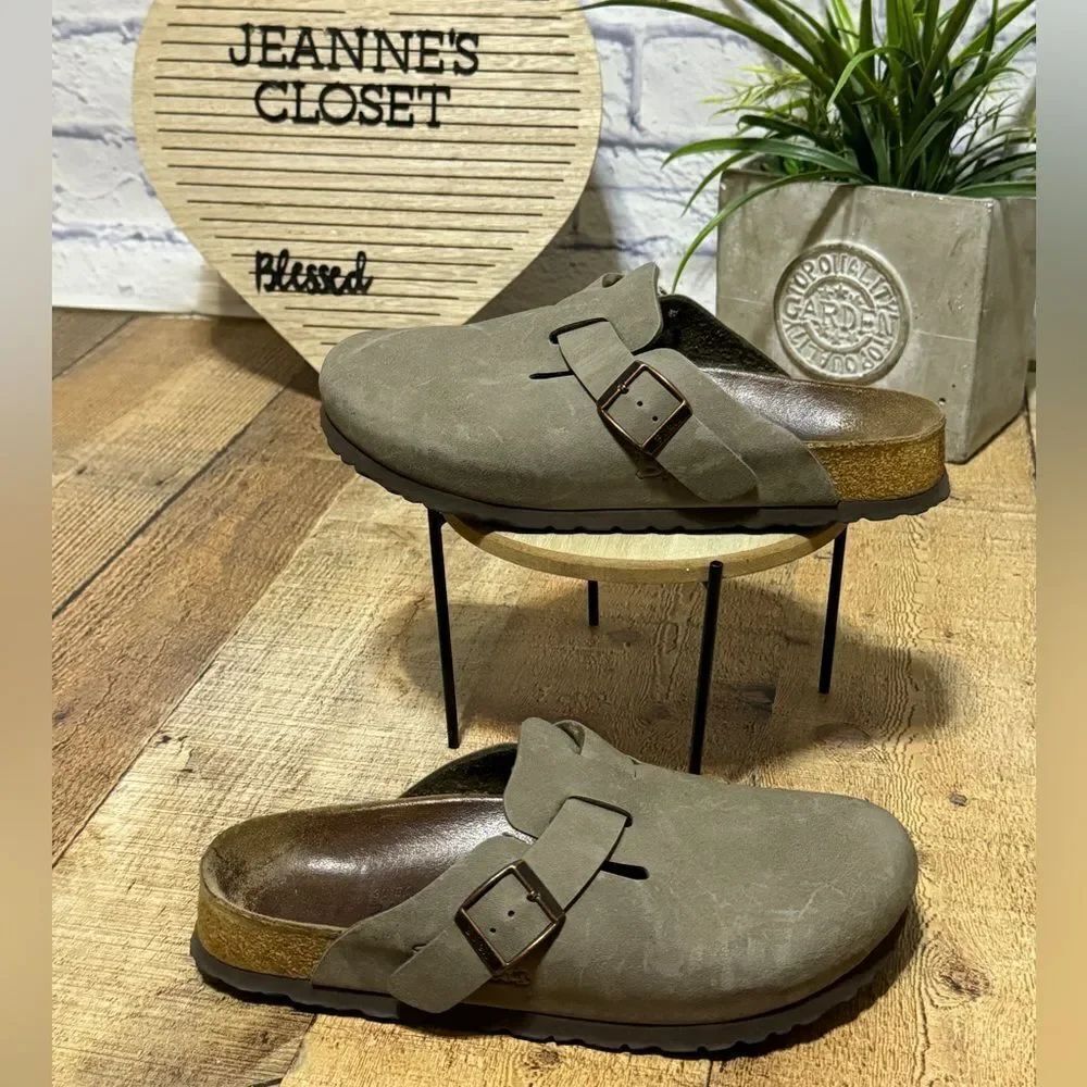 Birkenstock Birkis Boston
Suede Taupe clog ladies 7 mens 5
